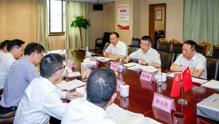 皇家国际集团党委召开比照党章党规找差别专题聚会