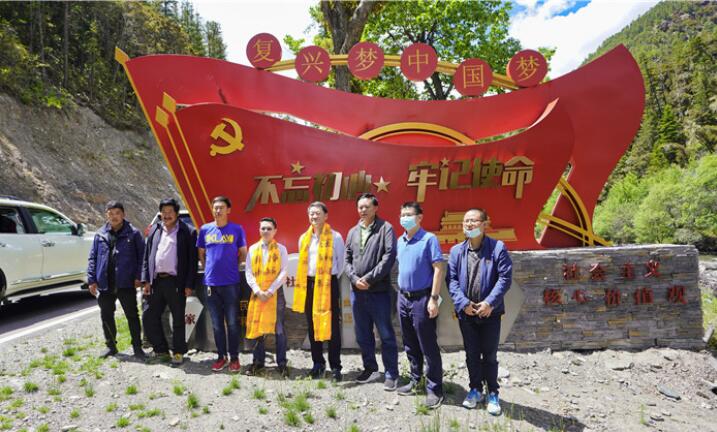 皇家国际集团党委书记、董事长任丁率队赴麻格同村推进对口帮扶事情