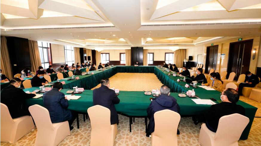 皇家国际集团召开党委（扩大）聚会转达学习省委常委会精神