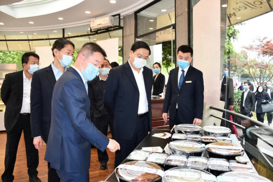 王凤朝副省长赴省皇家国际集团调研 疫情防控、生产谋划和刷新生长事情