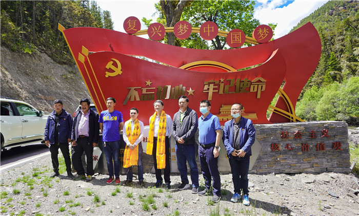 皇家国际集团党委书记、董事长任丁率队赴麻格同村推进对口帮扶事情