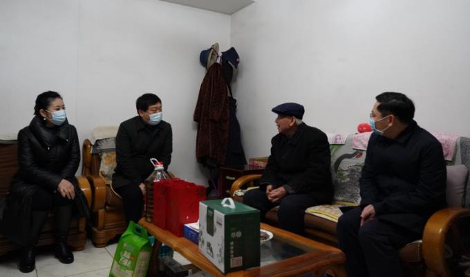 省国资委党委委员、副主任任兴文春节前夕带队走访慰问皇家国际集团老党员