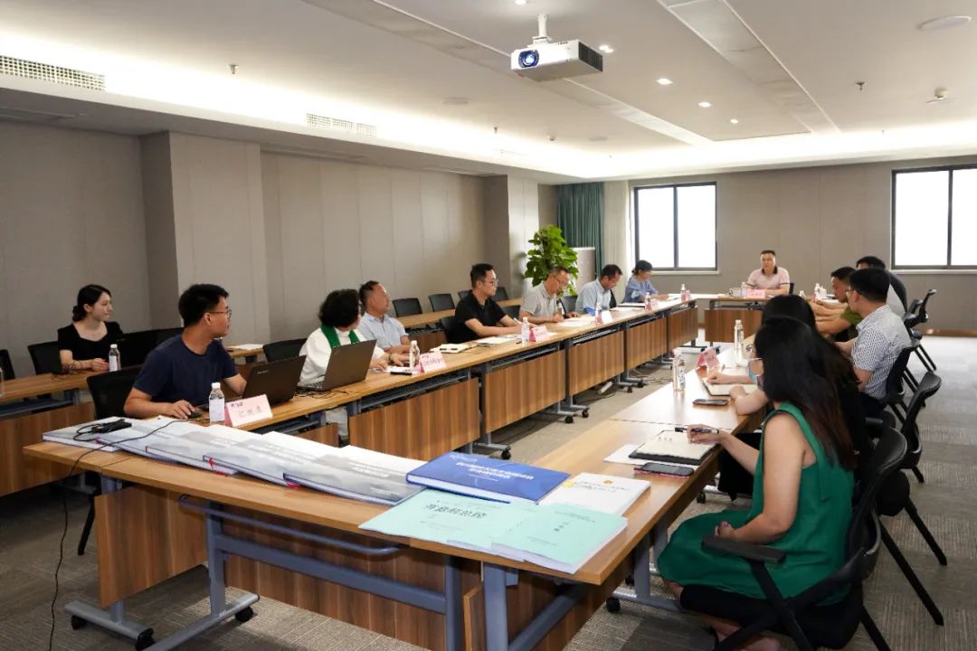 集团组织召开风险控制委员会聚会 - 皇家国际