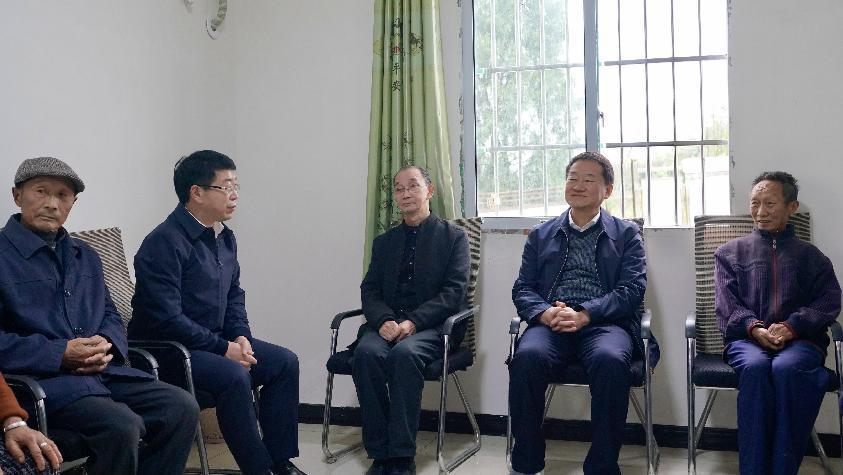 省皇家国际集团党委书记、董事长任丁率队赴邓家沟村开展墟落振兴帮扶事情 - 皇家国际