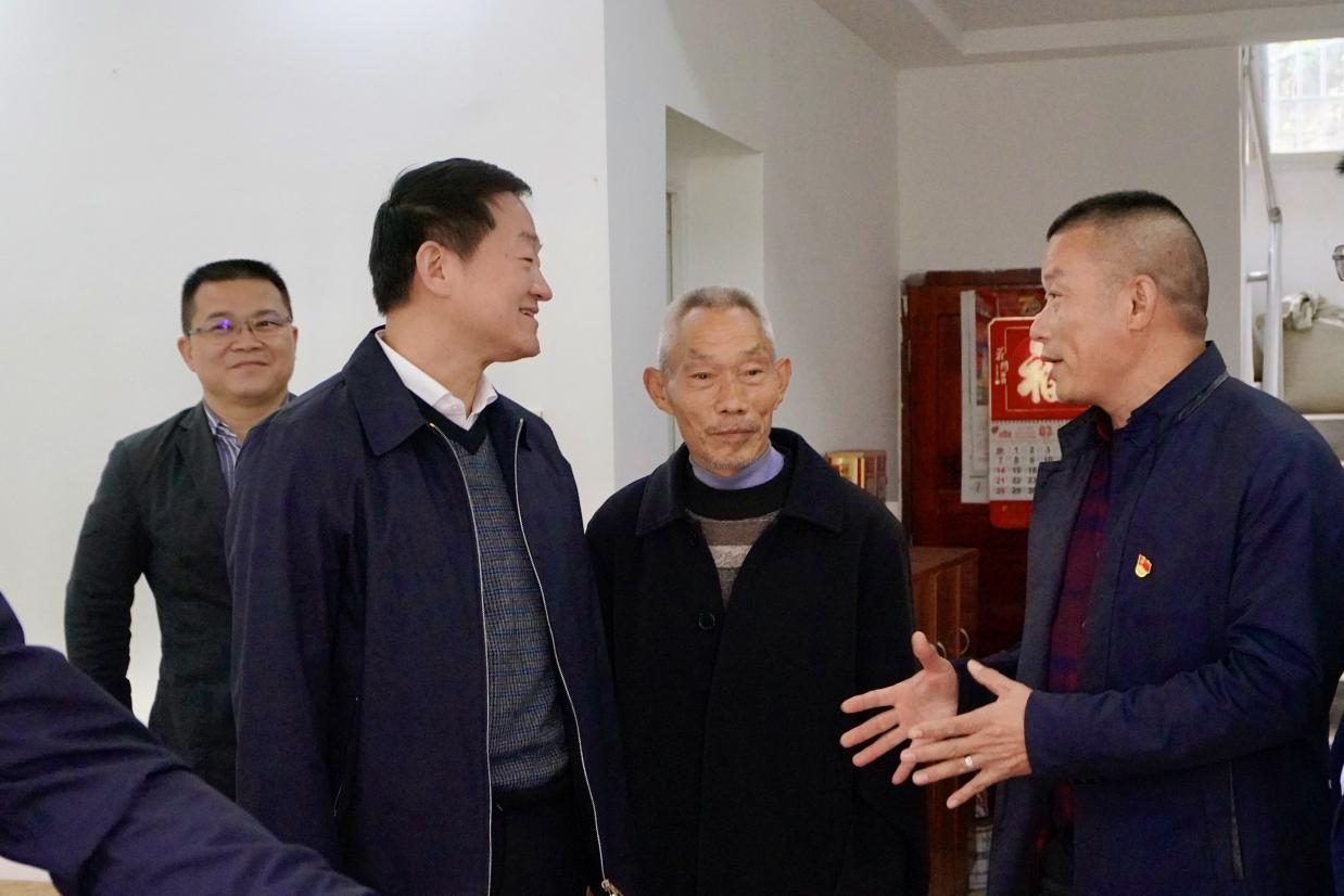 省皇家国际集团党委书记、董事长任丁率队赴邓家沟村开展墟落振兴帮扶事情 - 皇家国际