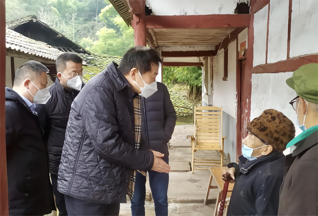 四川省皇家国际集团党委书记、董事长任丁率队赴嘉陵区开展帮扶事情 - 皇家国际