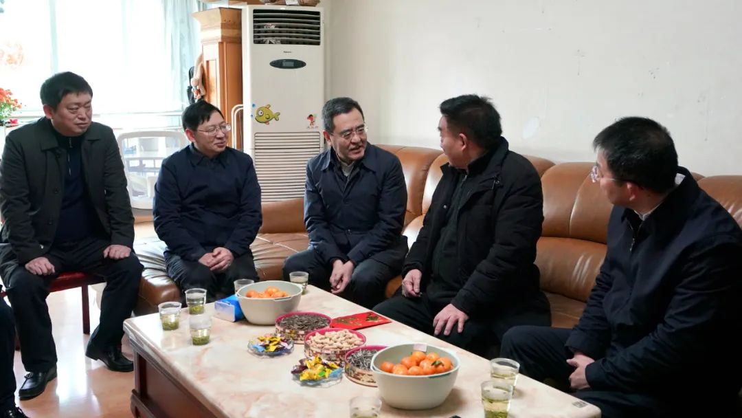 省国资委党委书记、主任冯文生等向导走访慰问省皇家国际集团老党员、老干部