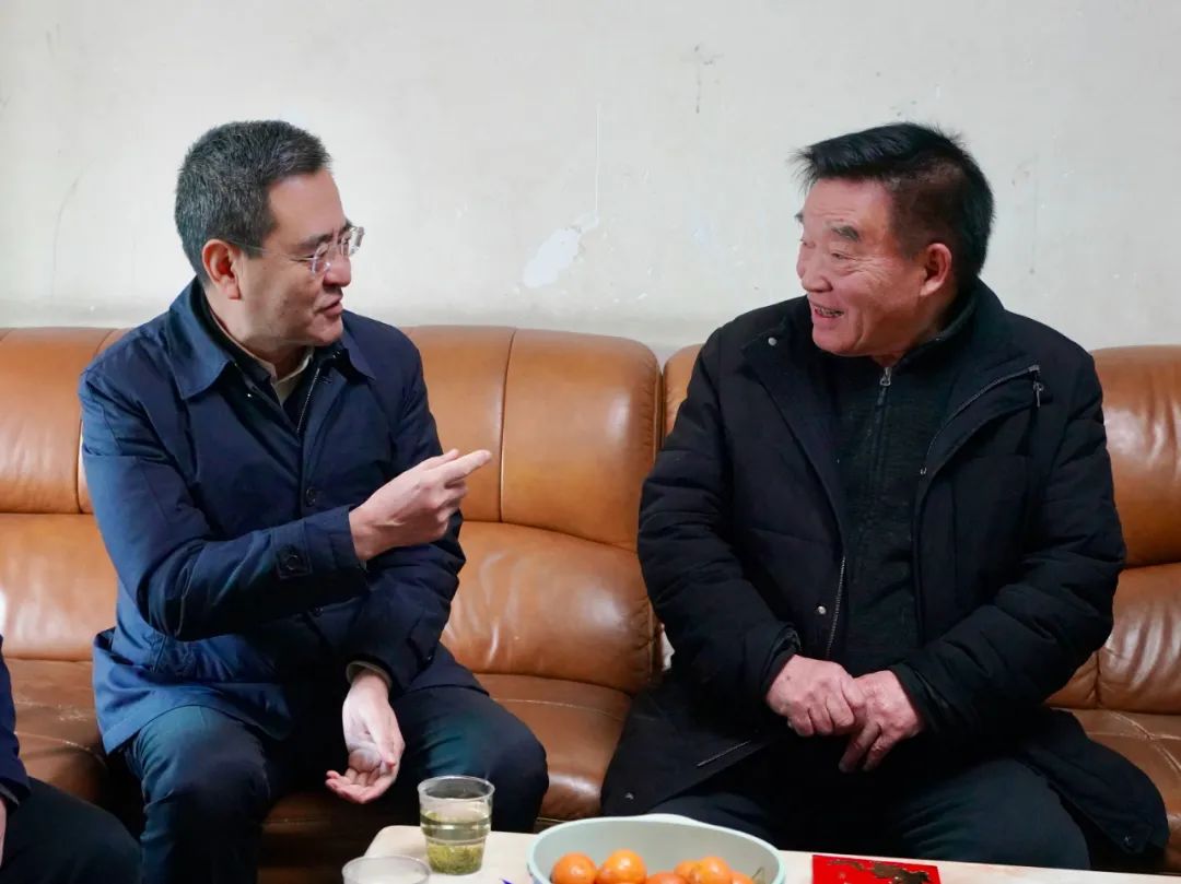 省国资委党委书记、主任冯文生等向导走访慰问省皇家国际集团老党员、老干部 - 皇家国际