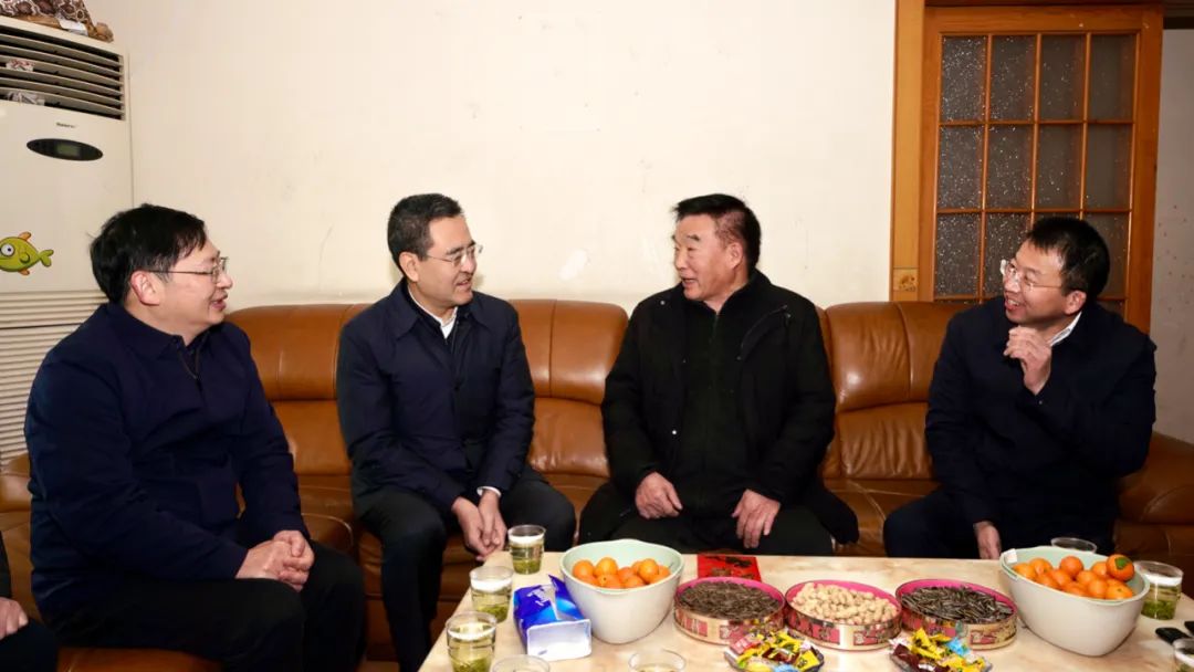 省国资委党委书记、主任冯文生等向导走访慰问省皇家国际集团老党员、老干部 - 皇家国际