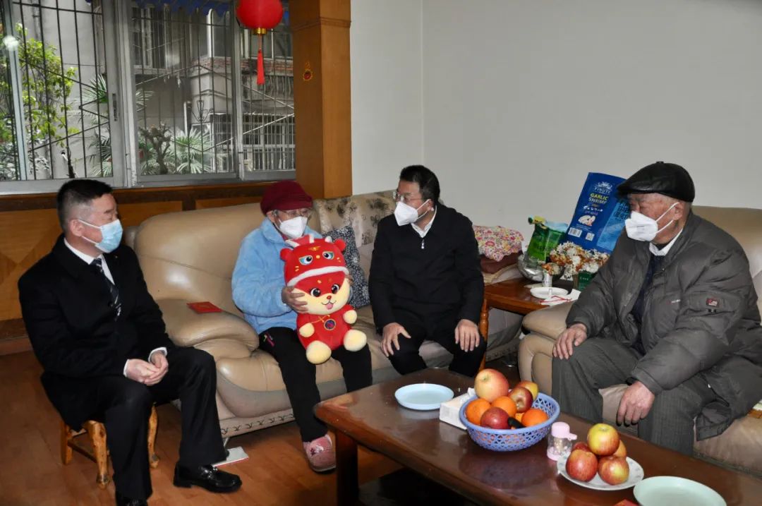 迎春送温暖 眷注暖人心——集团向导班子开展新春走访慰问活动 - 皇家国际