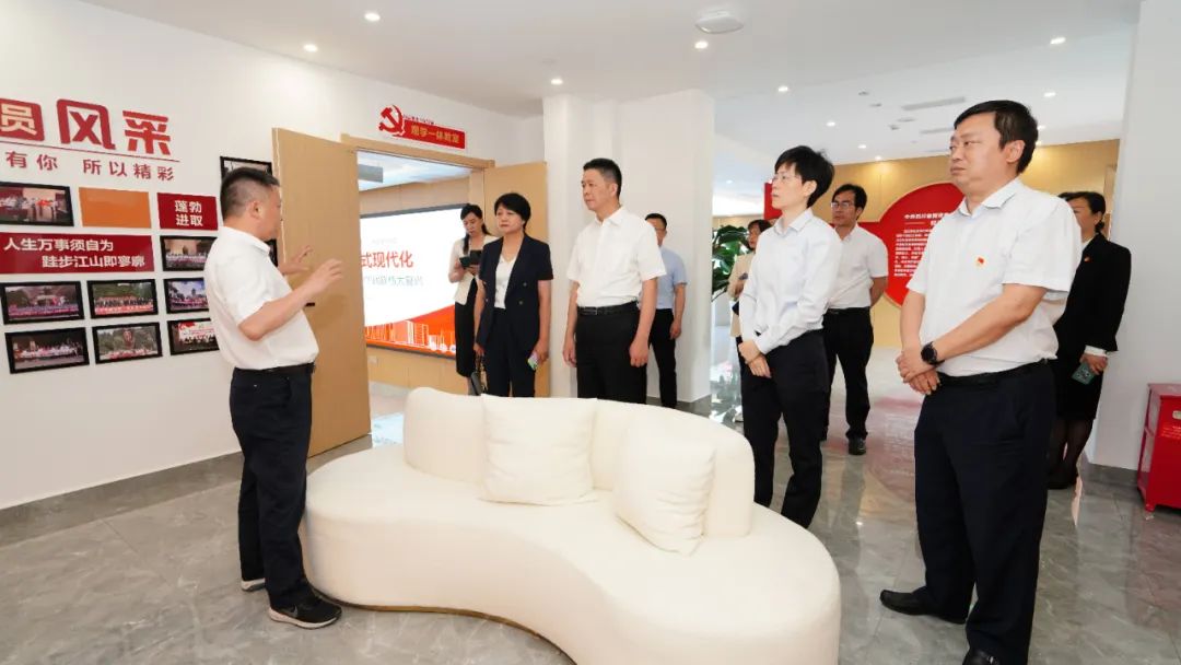 福建省人民政府国有资产监视治理委员会修兴高一行莅临皇家国际党？？？疾斓餮