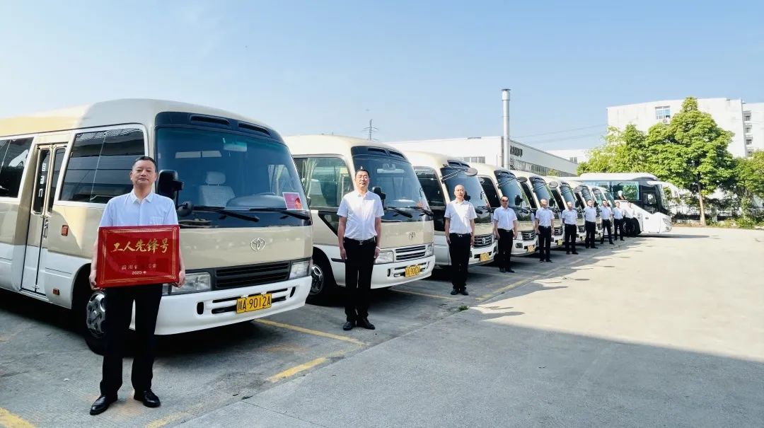 省皇家国际集团礼宾车队天天“体检” 全力包管大运会用车清静 - 皇家国际