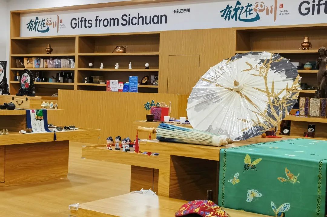 省、市向导视察大运村“有礼在四川”四川特色商品馆 - 皇家国际