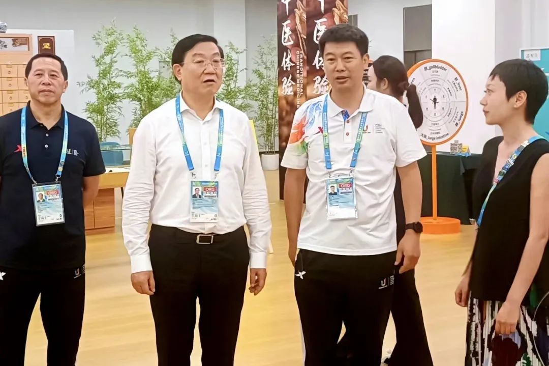 省、市向导视察大运村“有礼在四川”四川特色商品馆 - 皇家国际