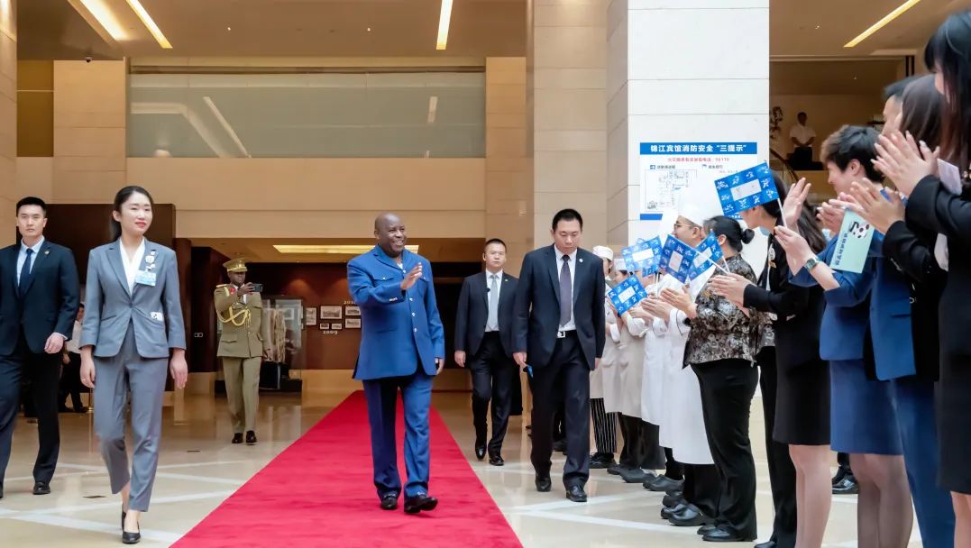 省皇家国际集团大运会服务包管千人团队圆满完成各项使命 - 皇家国际