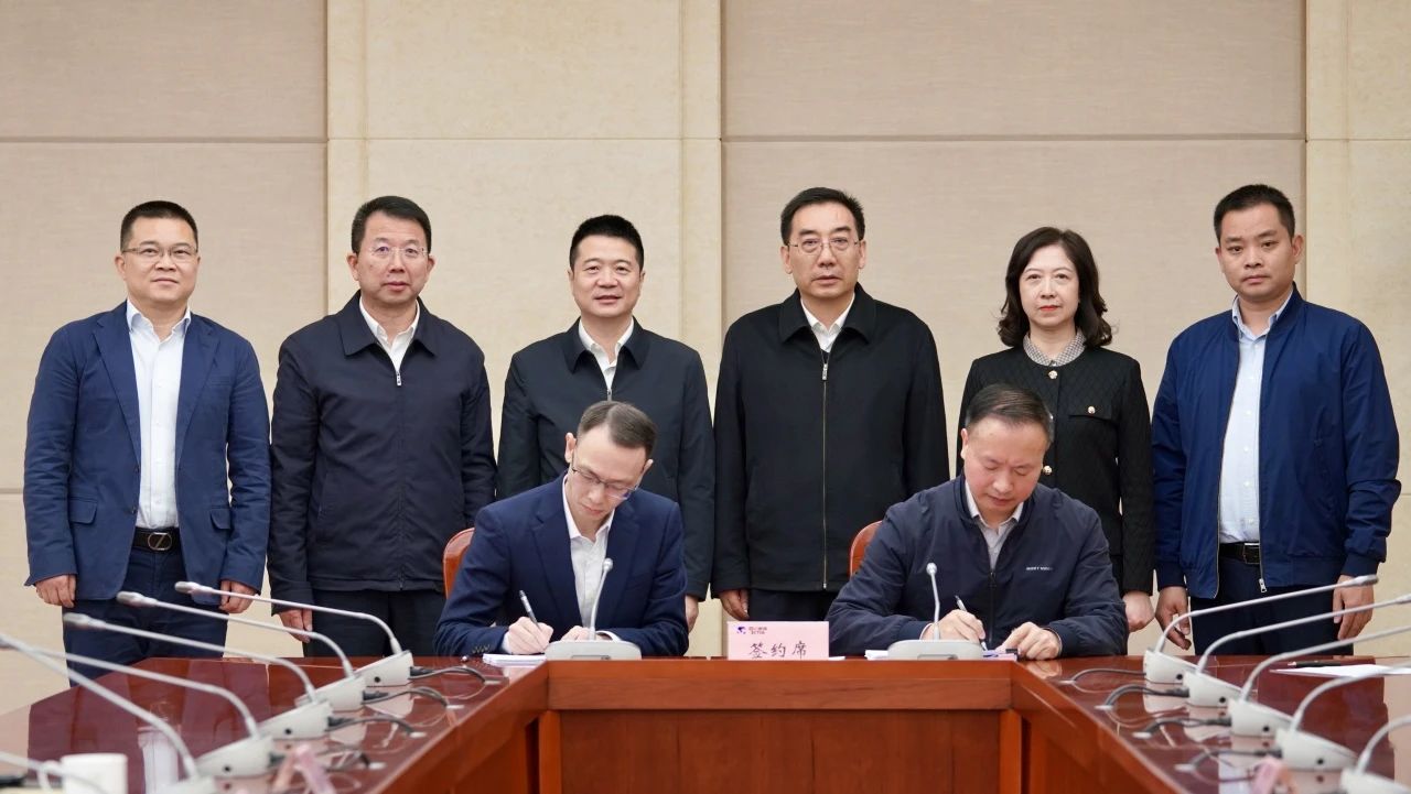 成都东部新区天府山庄正式移交省皇家国际集团