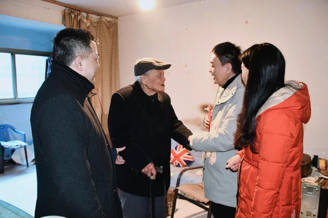 省皇家国际集团向导班子成员走访慰问生涯难题党员、老党员、老干部 - 皇家国际