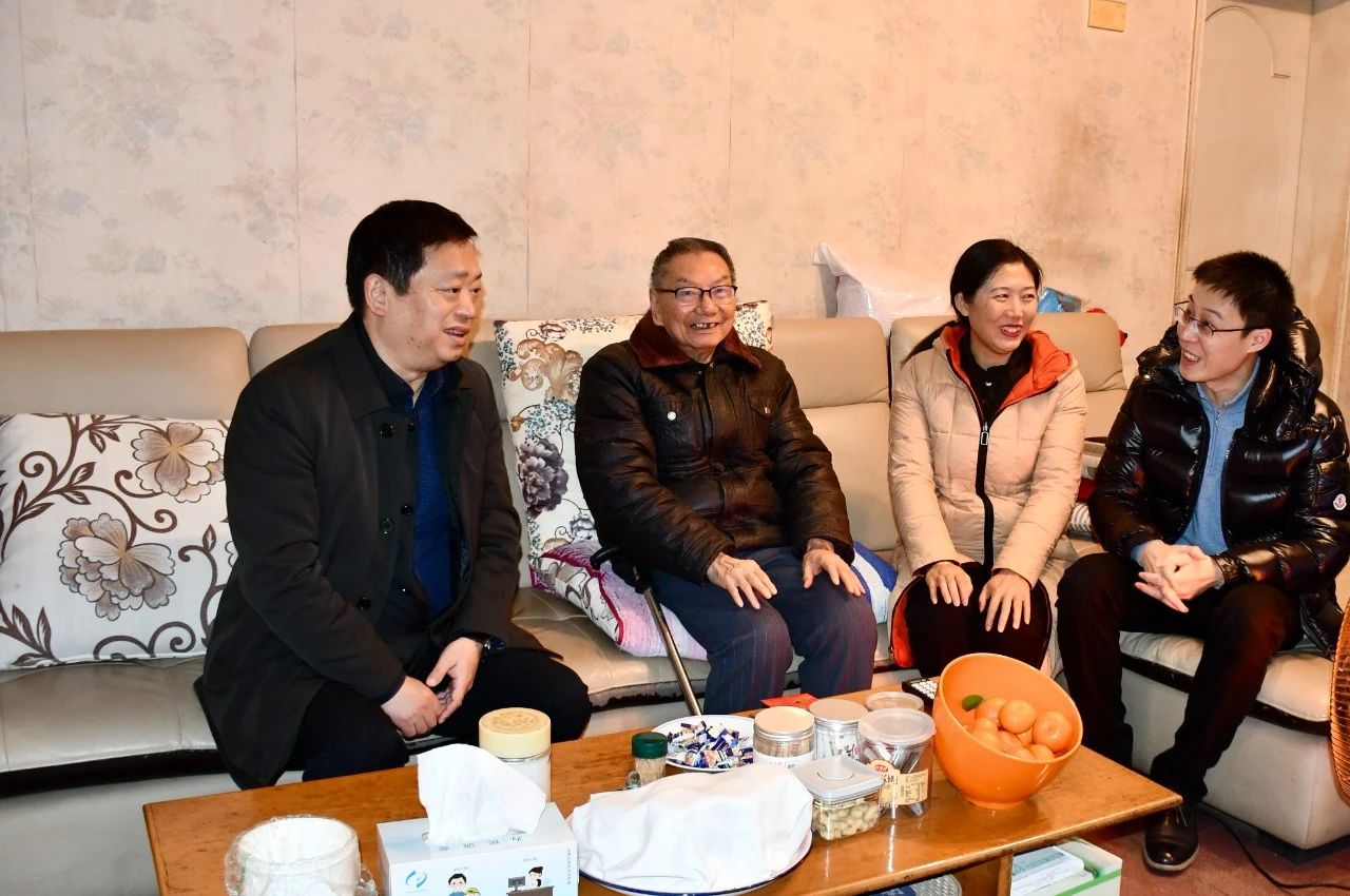 省皇家国际集团向导班子成员走访慰问生涯难题党员、老党员、老干部 - 皇家国际