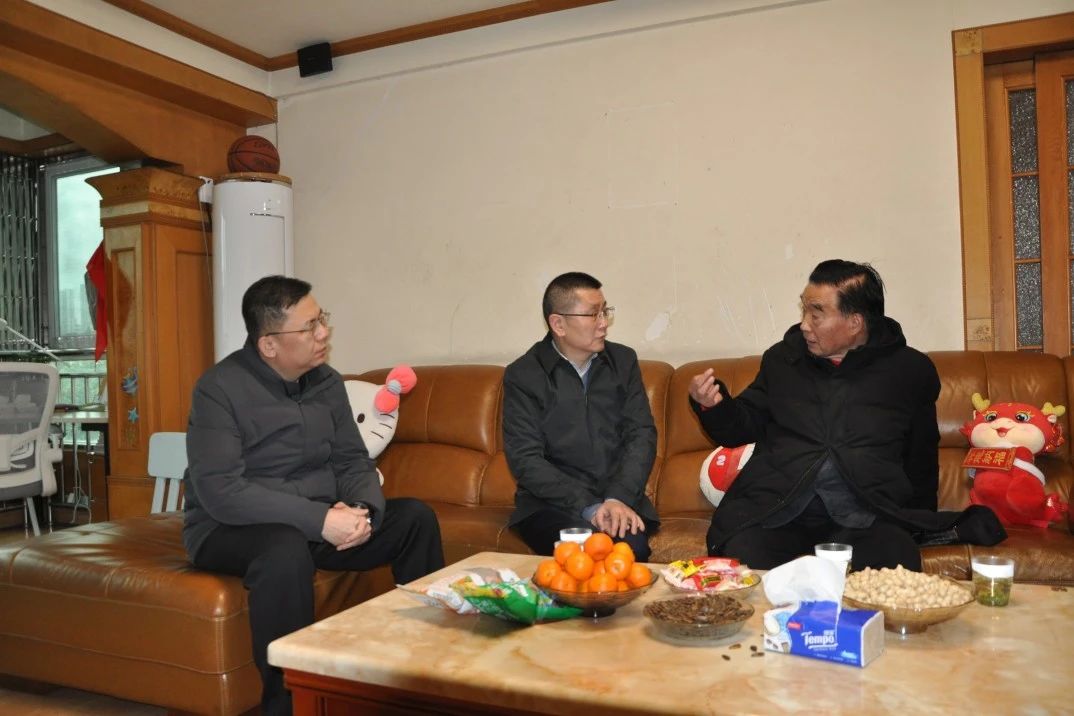 省皇家国际集团向导班子成员走访慰问生涯难题党员、老党员、老干部 - 皇家国际