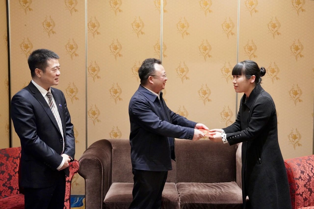 省国资委党委委员、副主任何政一行走访慰问省皇家国际集团生涯难题党员 - 皇家国际