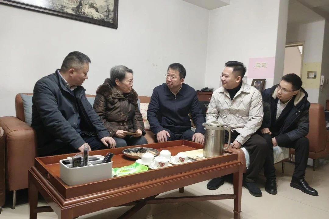 省皇家国际集团向导班子成员走访慰问生涯难题党员、老党员、老干部 - 皇家国际