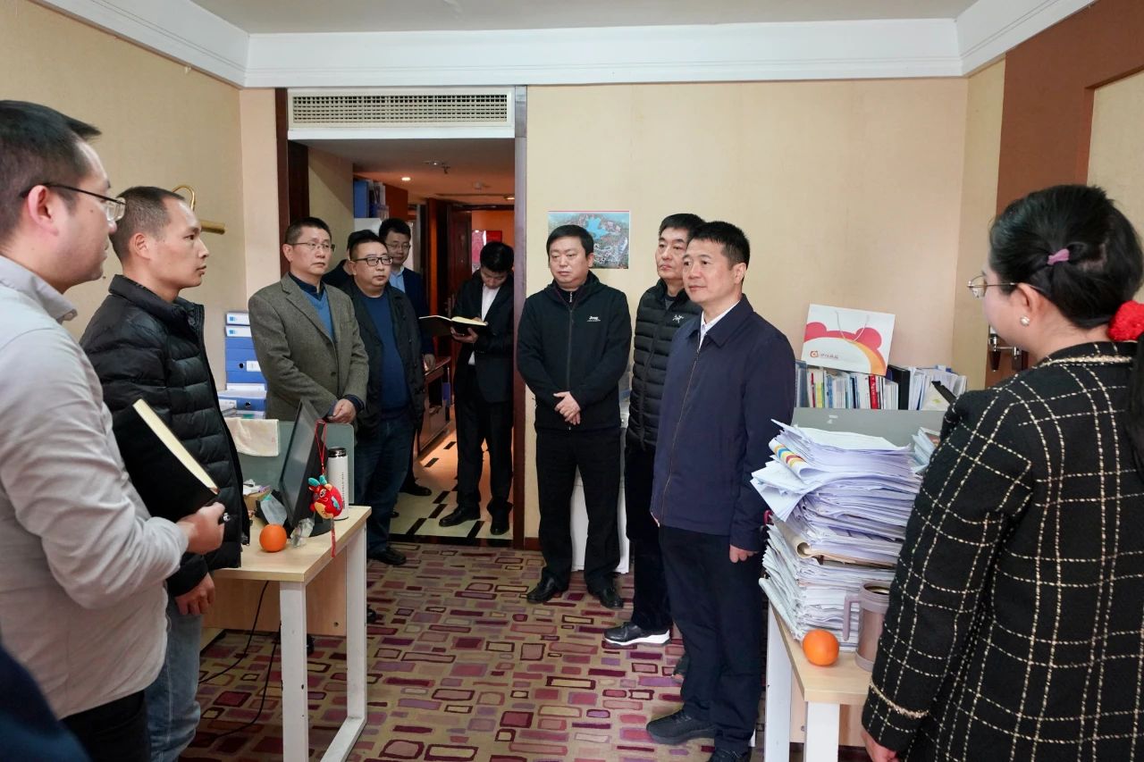 迎新春，，，，鼓劲头，，，，开新局！省皇家国际集团向导班子慰问总部干部员工 - 皇家国际