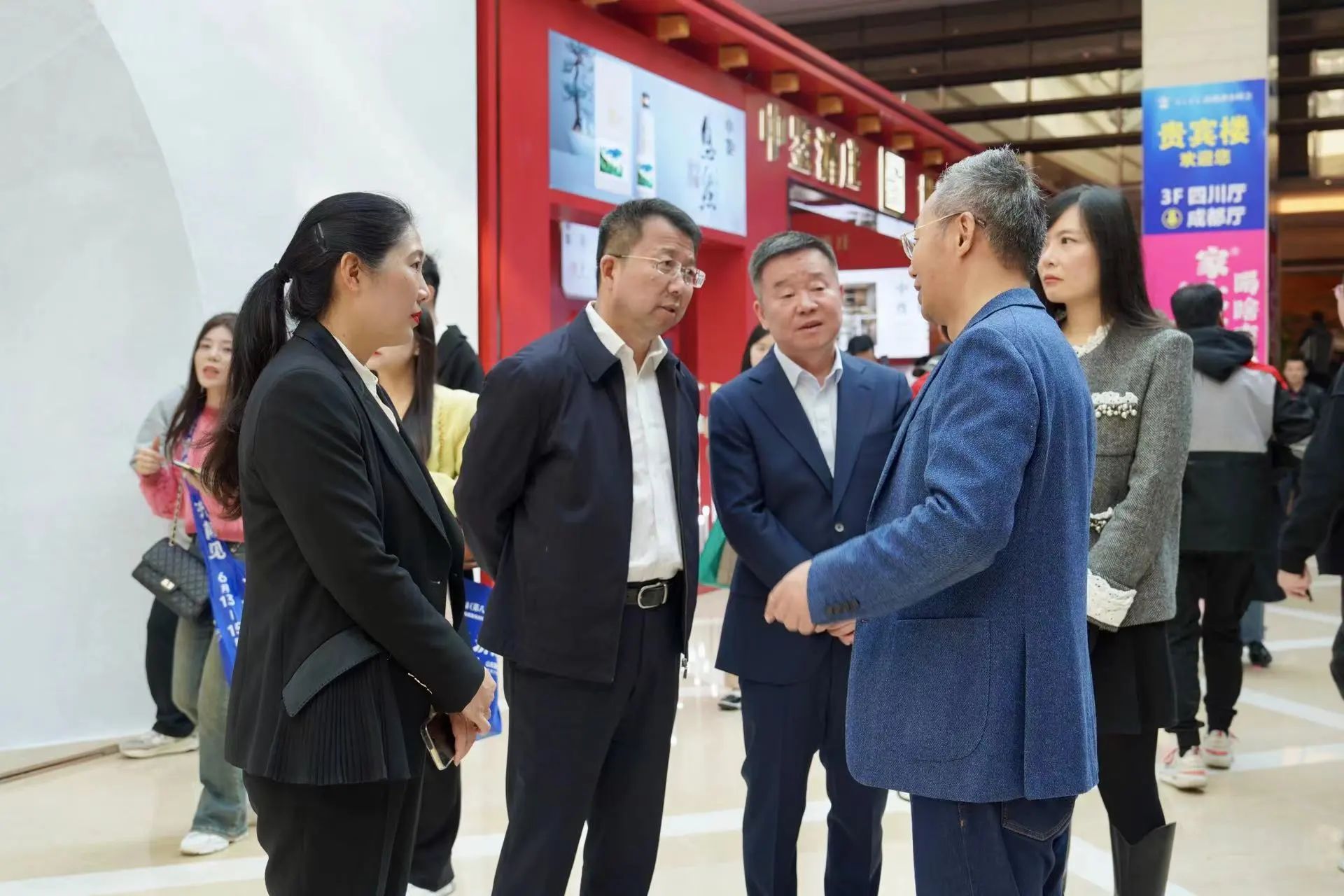 省皇家国际集团检查督导2024锦江宾馆春季酒类商务洽谈会现场事情 - 皇家国际