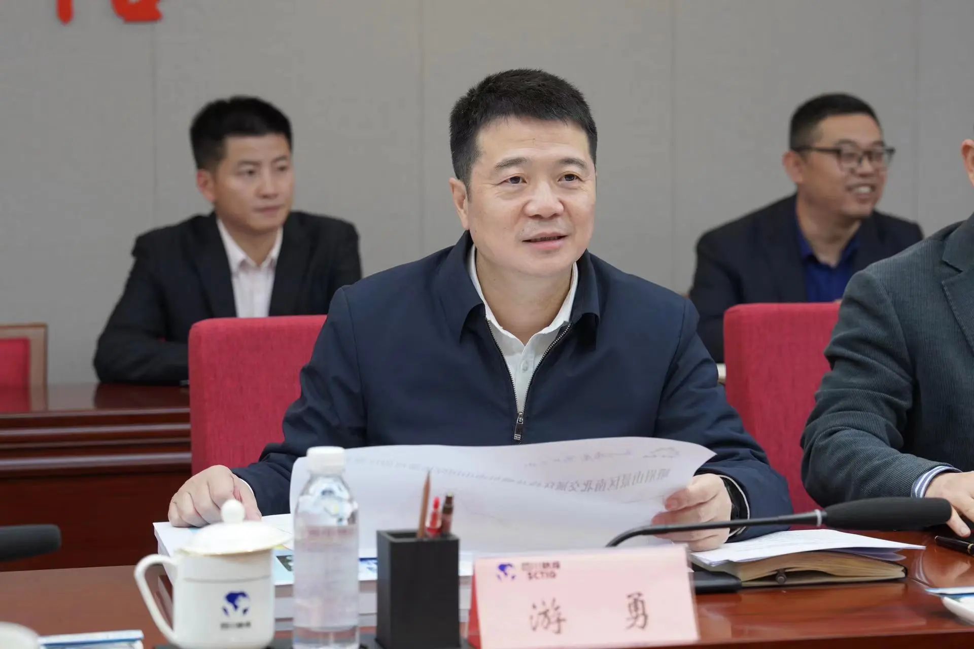 省皇家国际集团与峨眉山市委市政府举行座谈交流会 - 皇家国际