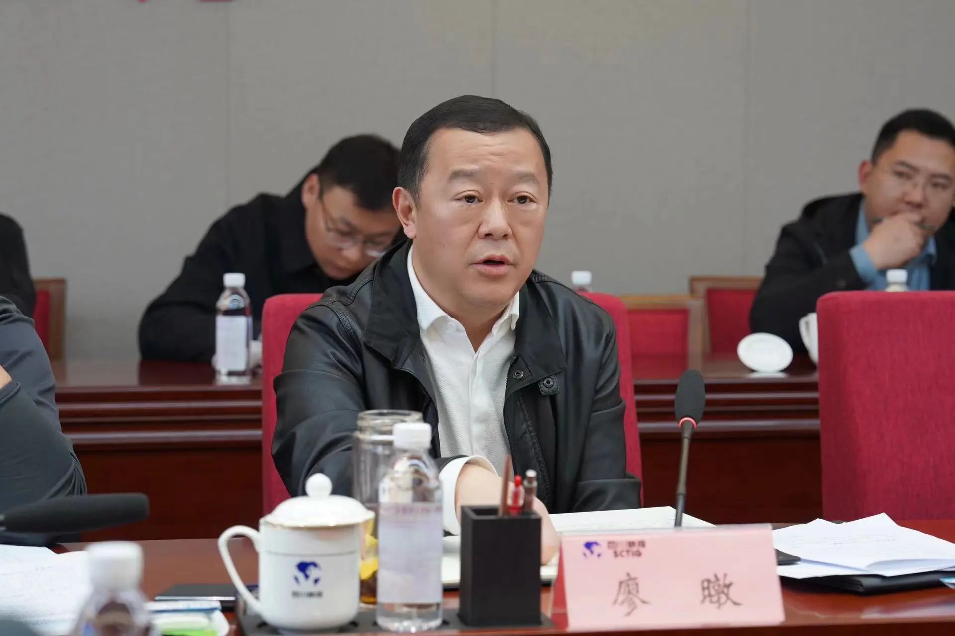 省皇家国际集团与彭州市委市政府举行座谈交流会 - 皇家国际