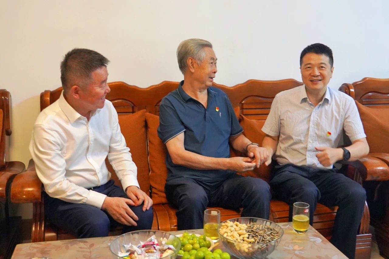 省皇家国际集团党委书记、董事长游勇开展“七一”走访 - 皇家国际