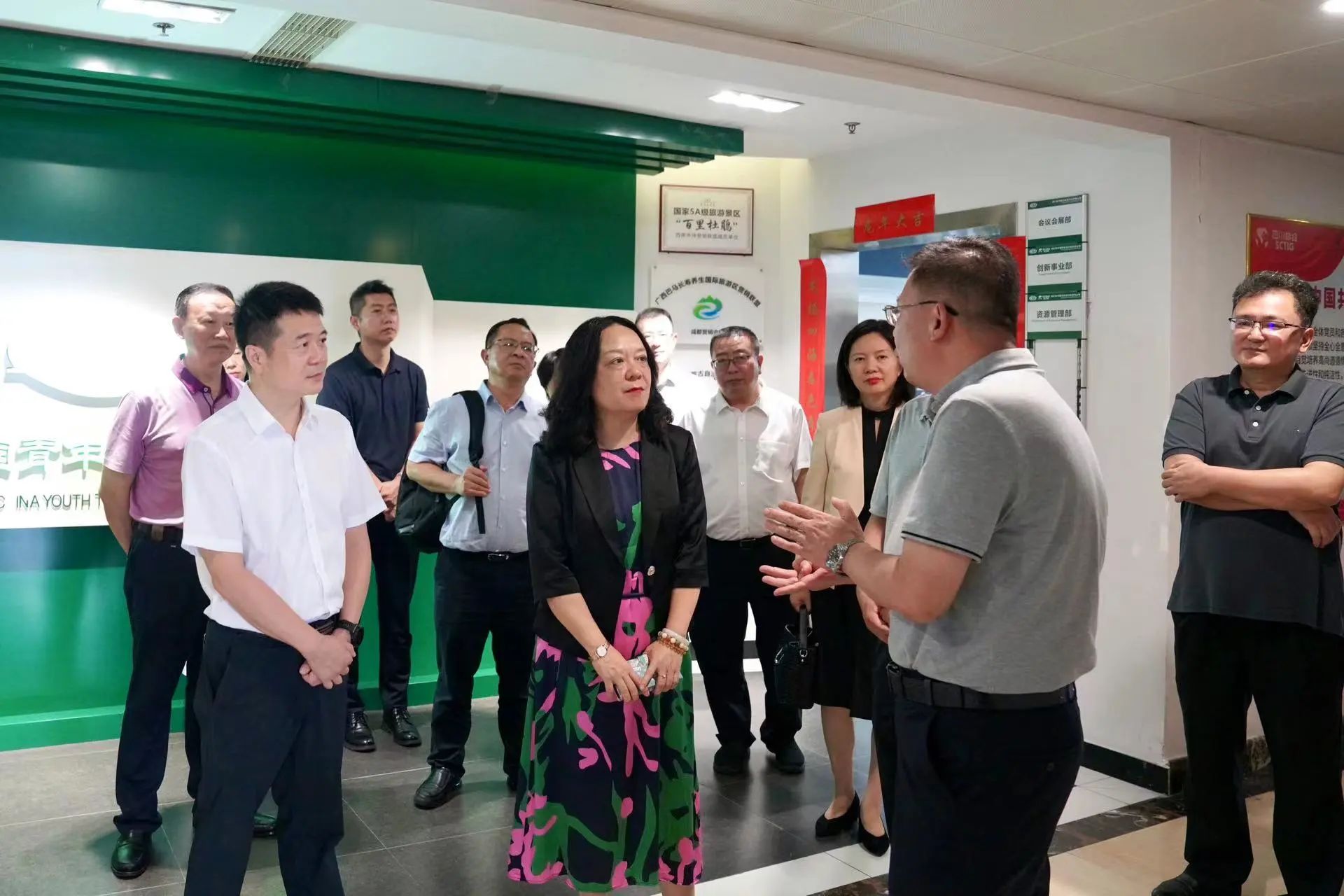 省委外办主任张涛一行赴省皇家国际集团调研指导事情 - 皇家国际