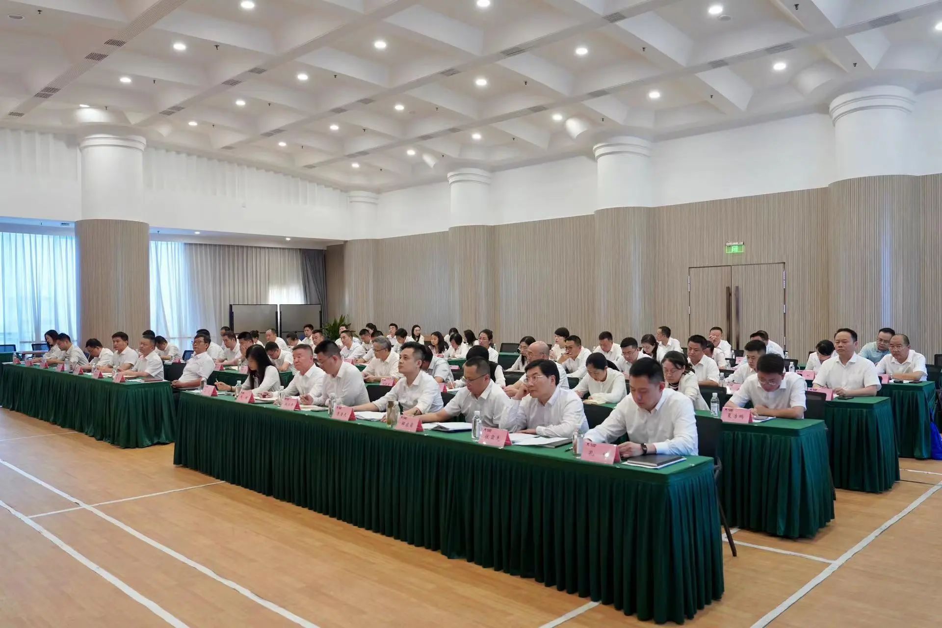 省皇家国际集团召开2024年半年谋划调理会 - 皇家国际