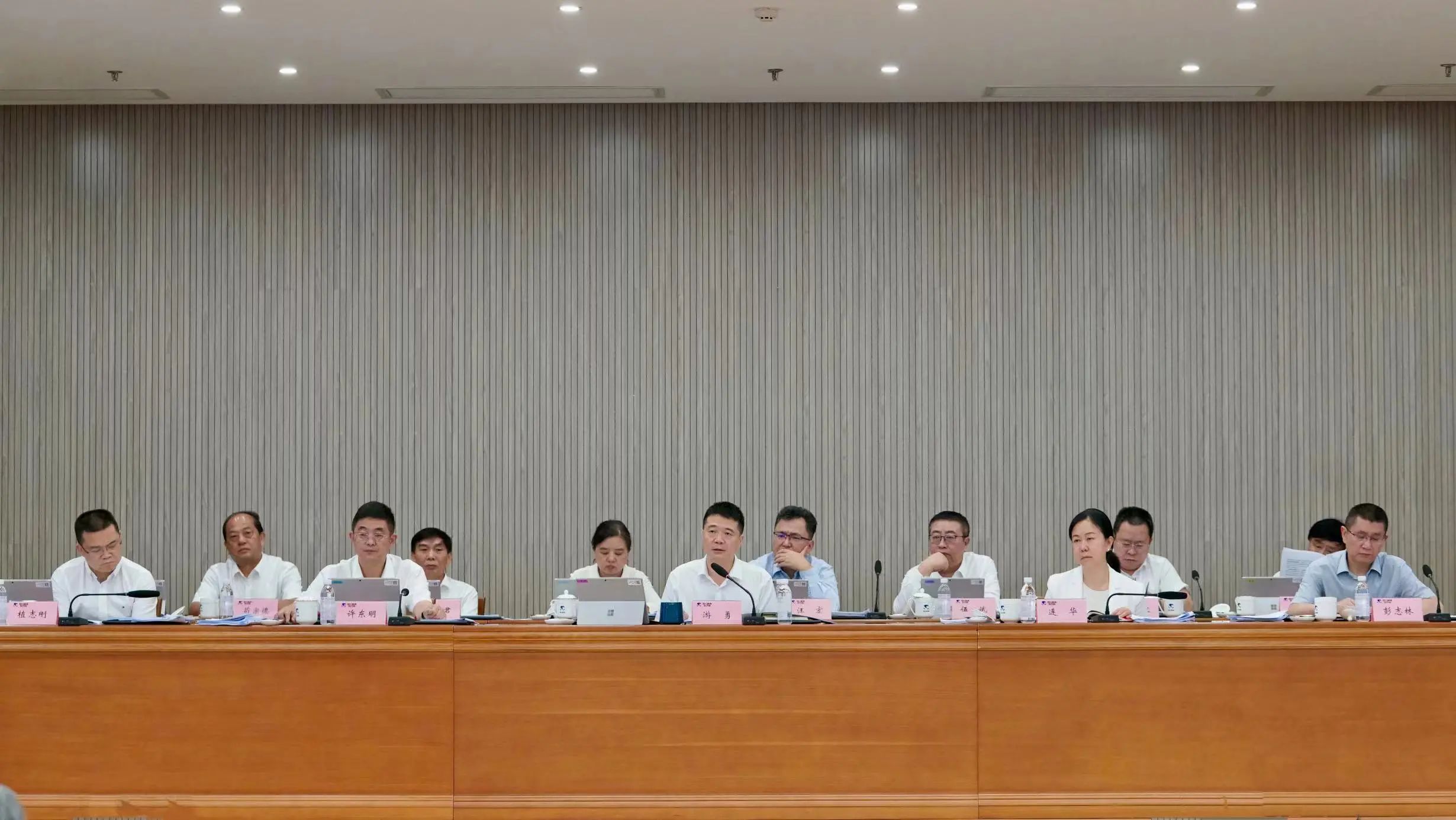 省皇家国际集团召开2024年半年谋划调理会 - 皇家国际