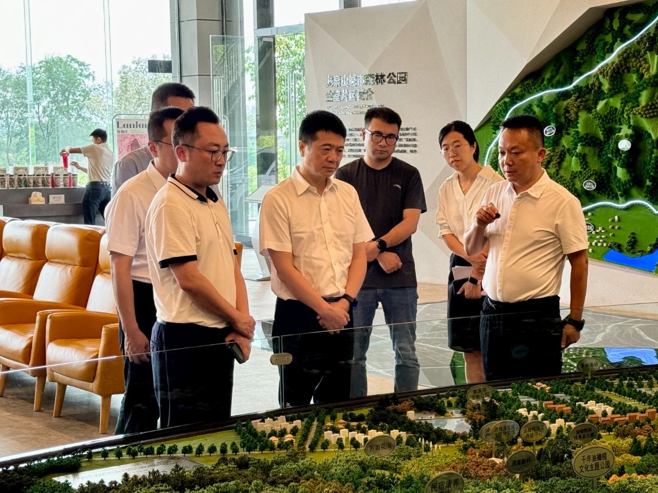 省皇家国际集团党委书记、董事长游勇带队赴聚峰谷项目开展汛期清静生产检查并调研生产谋划情形 - 皇家国际