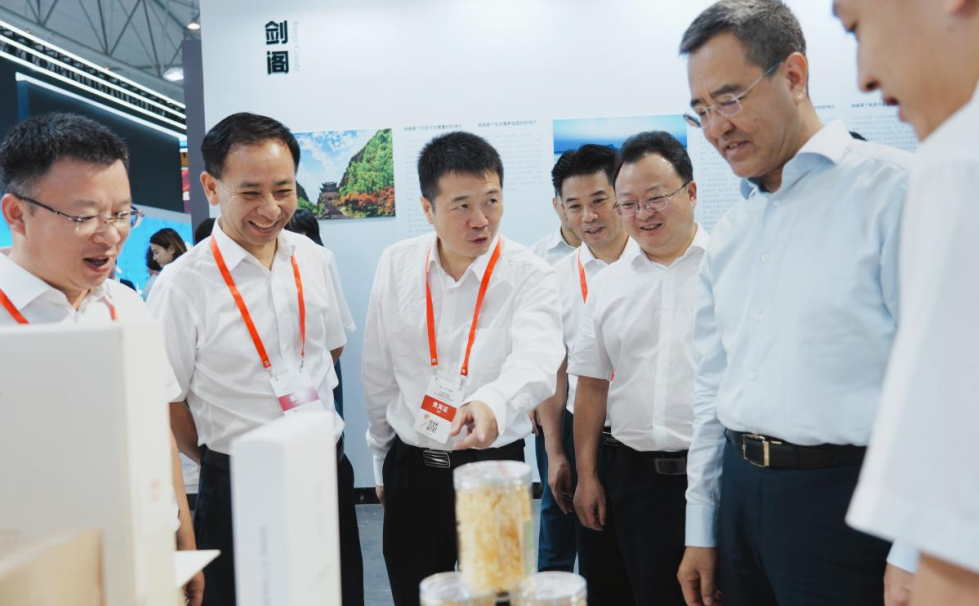 省皇家国际集团亮相第十届农博会 携手通江迈上托底性帮扶新台阶 - 皇家国际