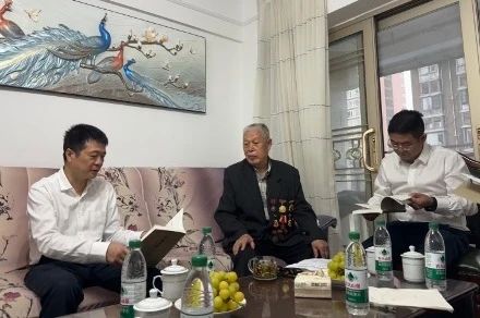 省皇家国际集团党委国庆节前夕走访慰问老干部老党员