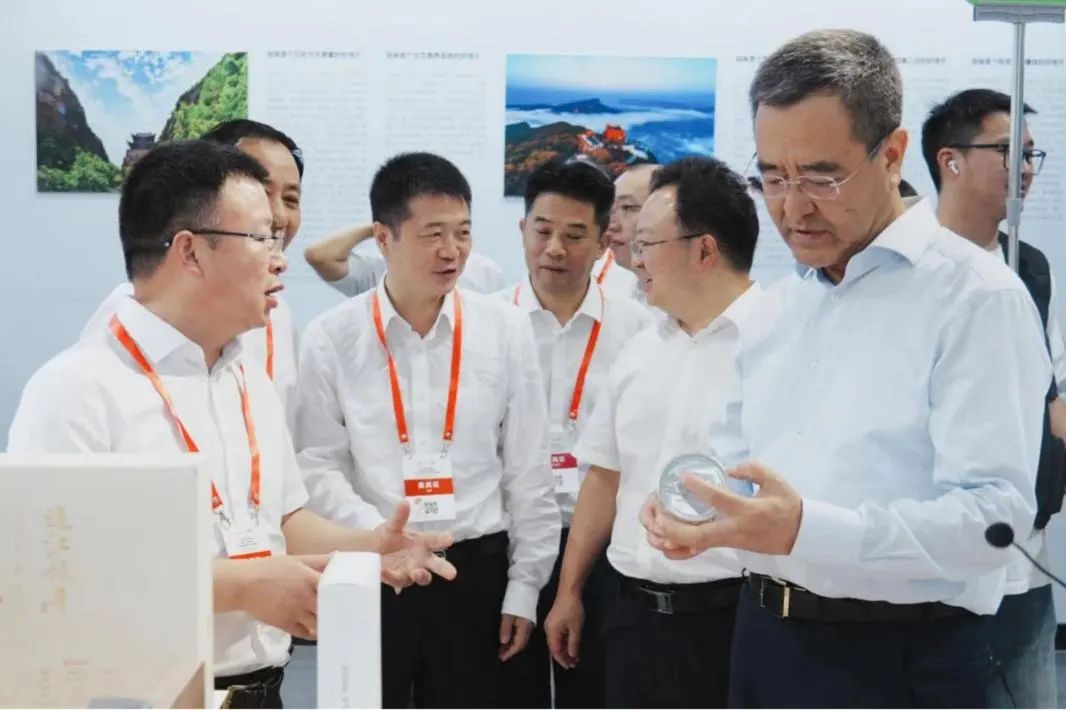 省皇家国际集团亮相第十届农博会 携手通江迈上托底性帮扶新台阶 - 皇家国际