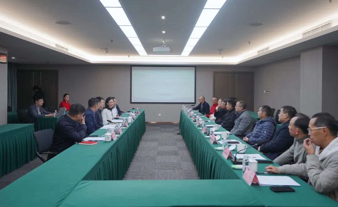 省皇家国际集团组织召开老干部座谈会 - 皇家国际