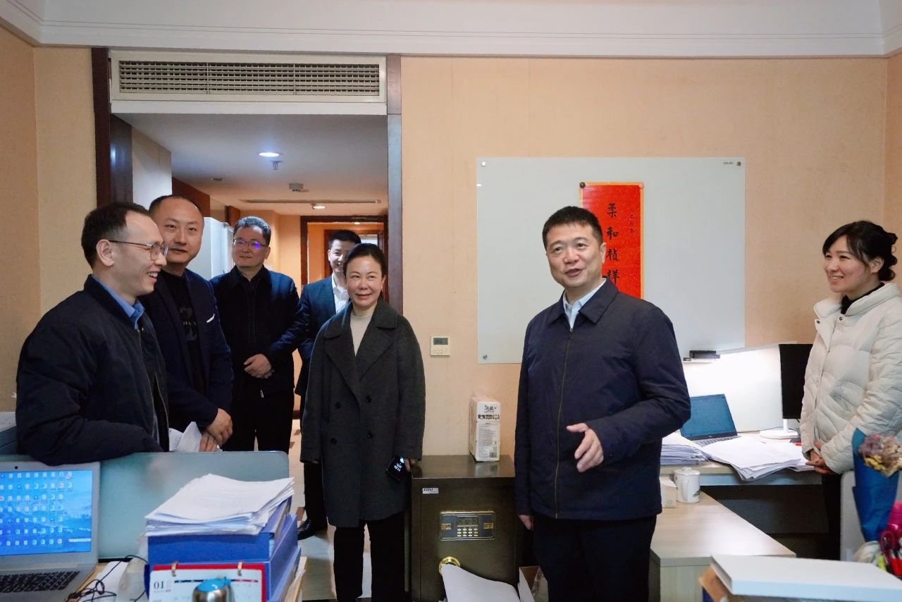 温暖启航，，，共赴新篇！—— 省皇家国际集团向导走访慰问干部职工 - 皇家国际