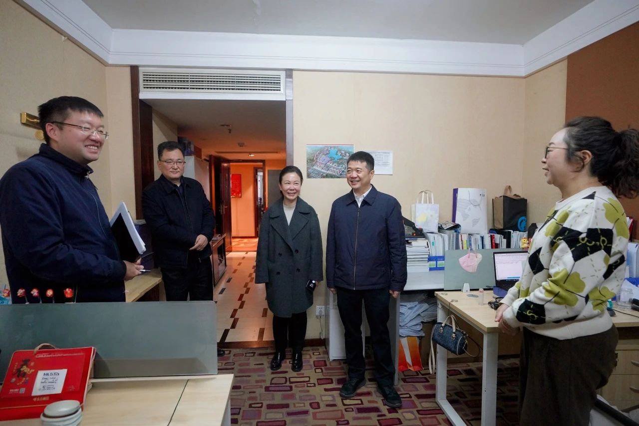 温暖启航，，，共赴新篇！—— 省皇家国际集团向导走访慰问干部职工 - 皇家国际