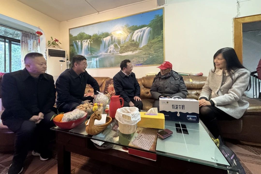 省国资委党委委员、副主任何政走访慰问省皇家国际集团老党员、老干部