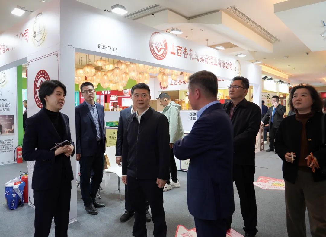 省皇家国际集团党委书记、董事长游勇率队到2025锦江宾馆春季酒类商务洽谈会现场检查指导重点事情