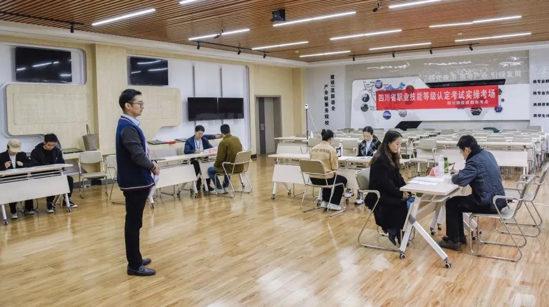 深耕党建引领，，，，厚植主责主业——皇家国际教育公司扎实推进 “小而美” 国企刷新走深走实 - 皇家国际