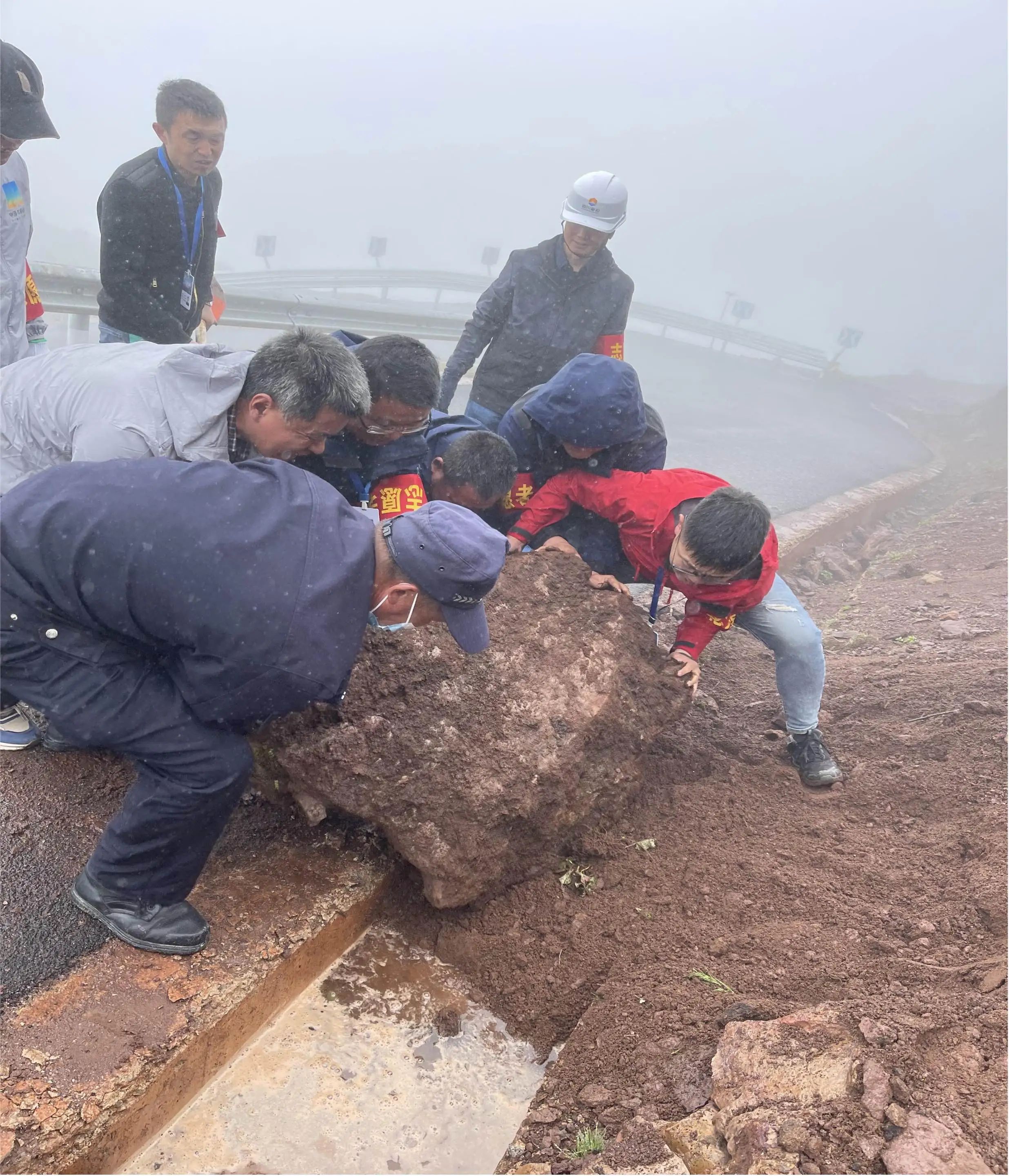 省皇家国际集团宽大团员青年扎基础职岗位为集团高质量生长孝顺青春实力 - 皇家国际