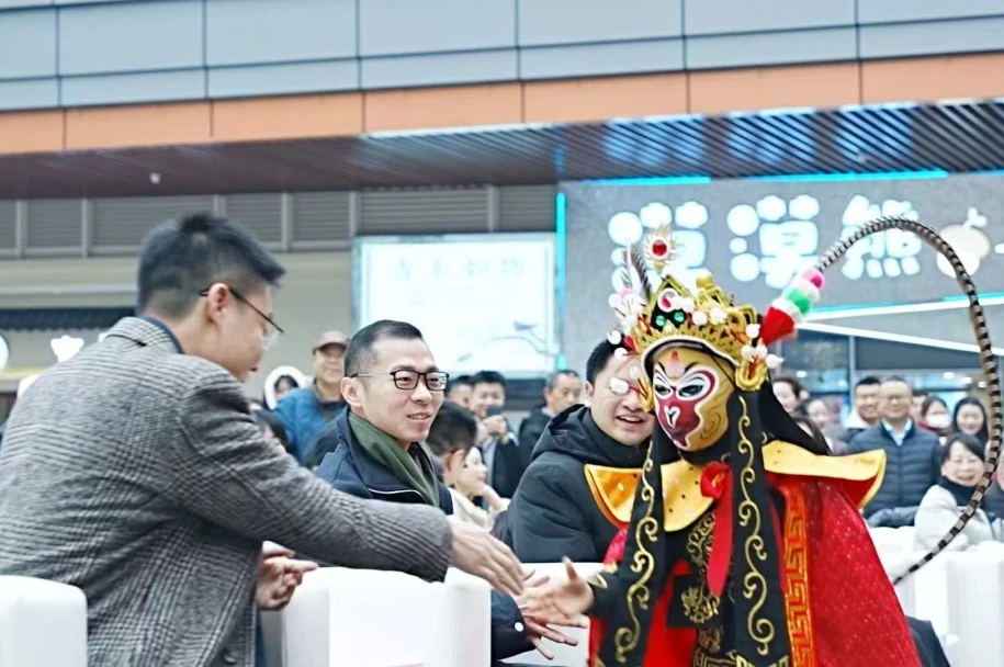 “金蛇迎新·蜀你最潮”2025新年集市活动盛大启幕 - 皇家国际