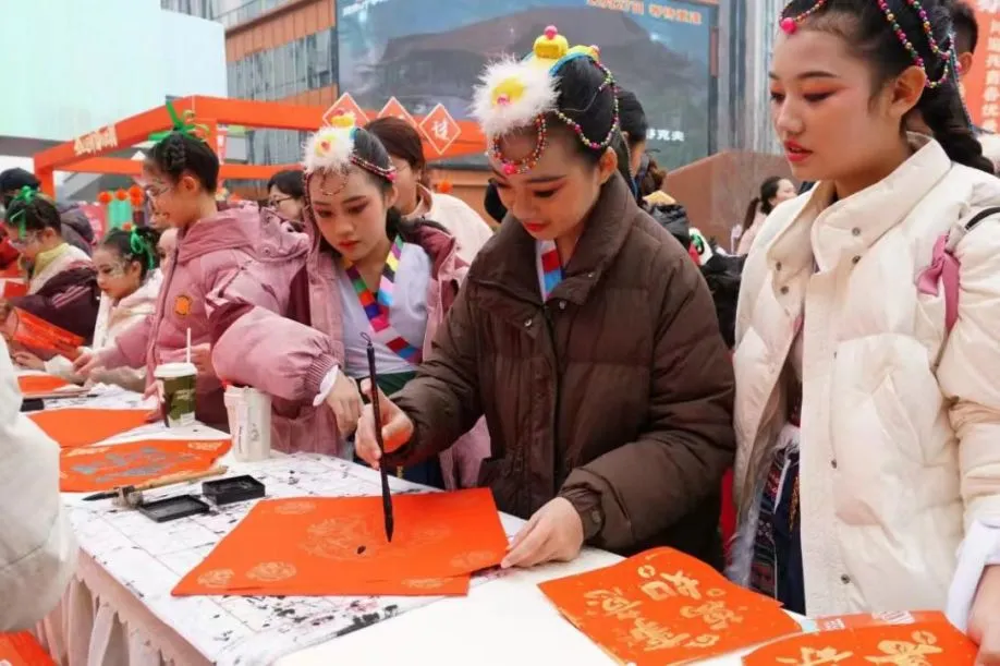 “金蛇迎新·蜀你最潮”2025新年集市活动盛大启幕 - 皇家国际