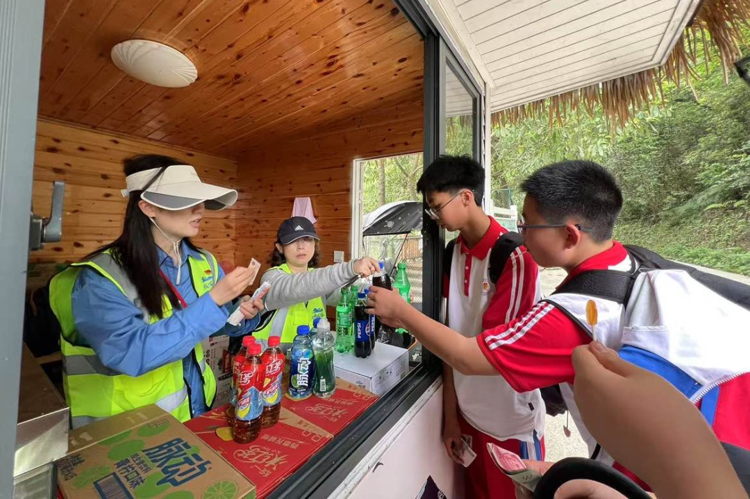 省皇家国际集团宽大团员青年扎基础职岗位为集团高质量生长孝顺青春实力 - 皇家国际