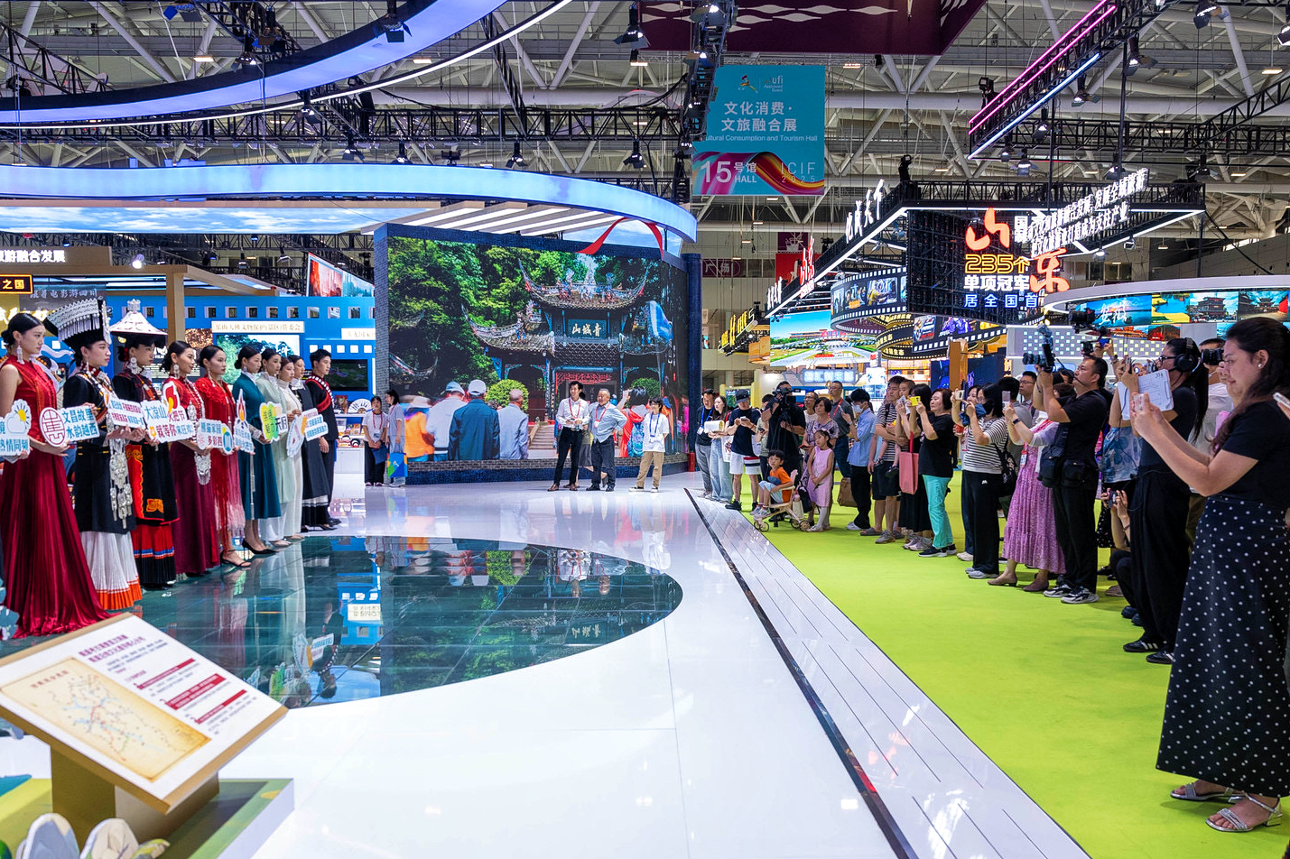 四川皇家国际闪灼第二十一届深圳文博会，，，，助力文化工业高质量生长 - 皇家国际