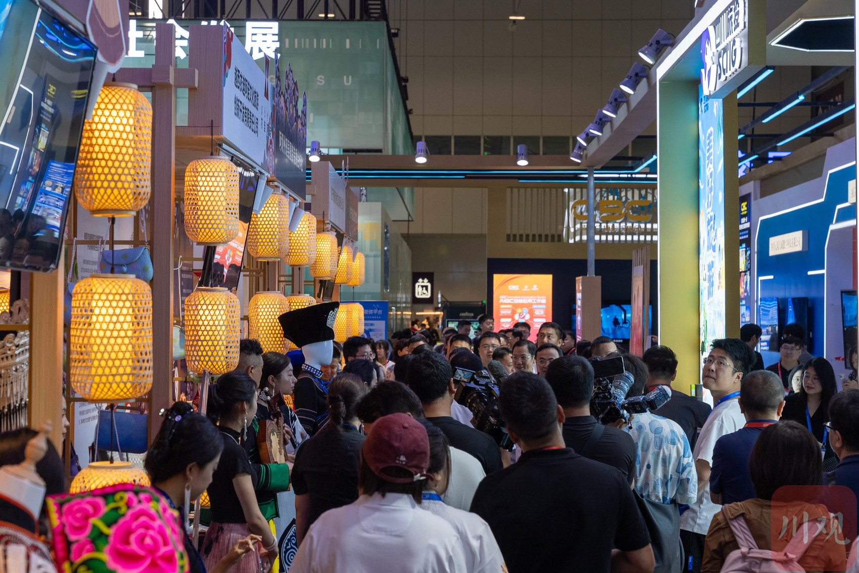 四川皇家国际闪灼第二十一届深圳文博会，，，，助力文化工业高质量生长 - 皇家国际