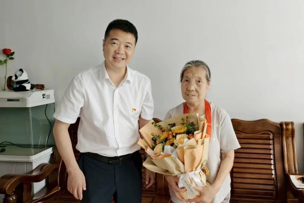 省皇家国际集团党委走访慰问老党员 揭晓“庆幸在党50周年”纪念章并送上节日问候 - 皇家国际